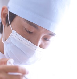 治療中の相川医師