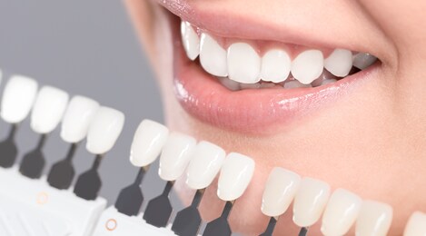 白さや光の透過性を持つ材質で、人工的に歯を再現するのに最も優れた材料です