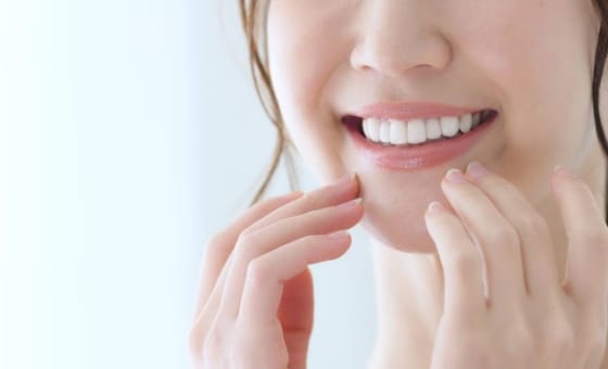 前歯4本をセラミック治療する利点と注意点とは?