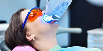 専用のライトを当てて15分程お待ち頂きます。