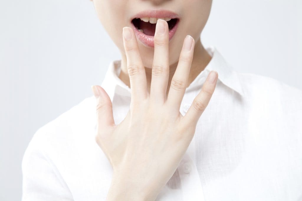 歯並びが悪いと滑舌にも影響する？