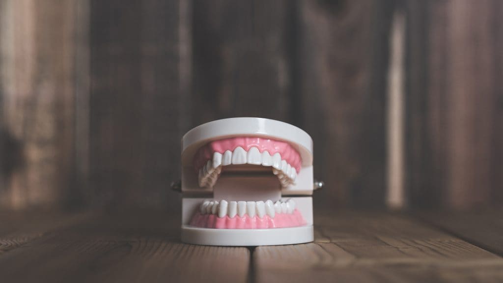 歯の隙間の黄ばみは何が原因で起きるの？
