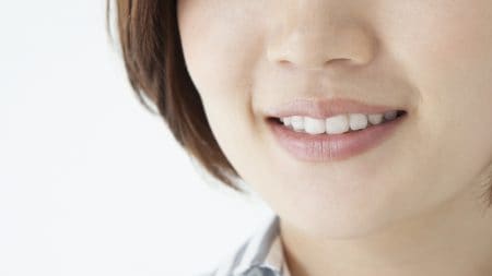 歯と歯の間の隙間が黒いのは虫歯？