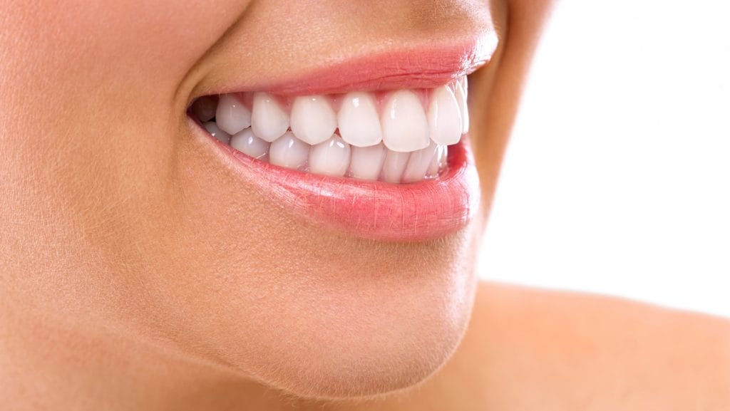 被せ物の歯と歯茎の隙間が開いてくるのはなぜ？