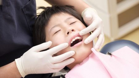 仮歯がきついと感じたらクリニックを受診するべき？