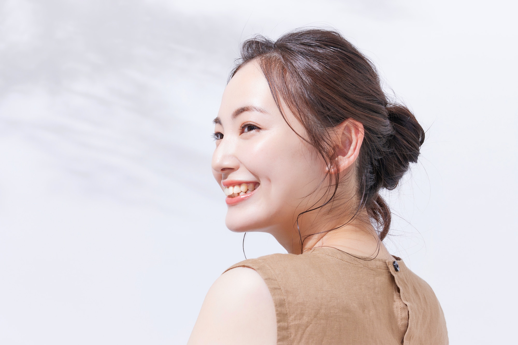 矯正で出っ歯の横顔を改善できる?矯正による横顔の変化やメリットを解説